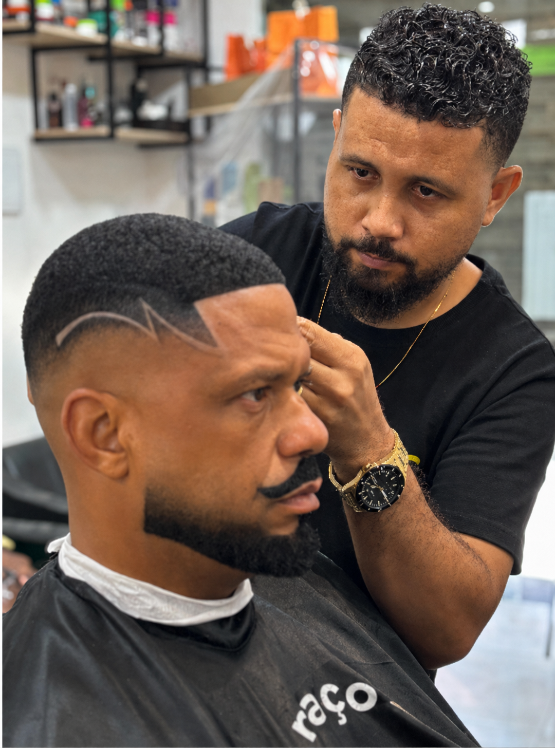 Maurício Cerqueira aplicando a técnica de prótese capilar fio a fio em um cliente